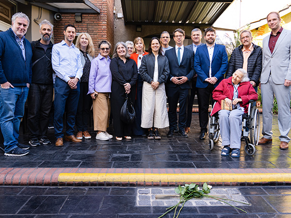 Limpieza simbólica de la placa conmemorativa Stolperschwelle